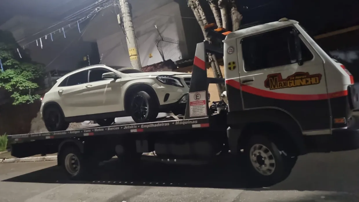 Guincho da Max Guinchos rebocando um carro em Guarulhos, na Grande São Paulo