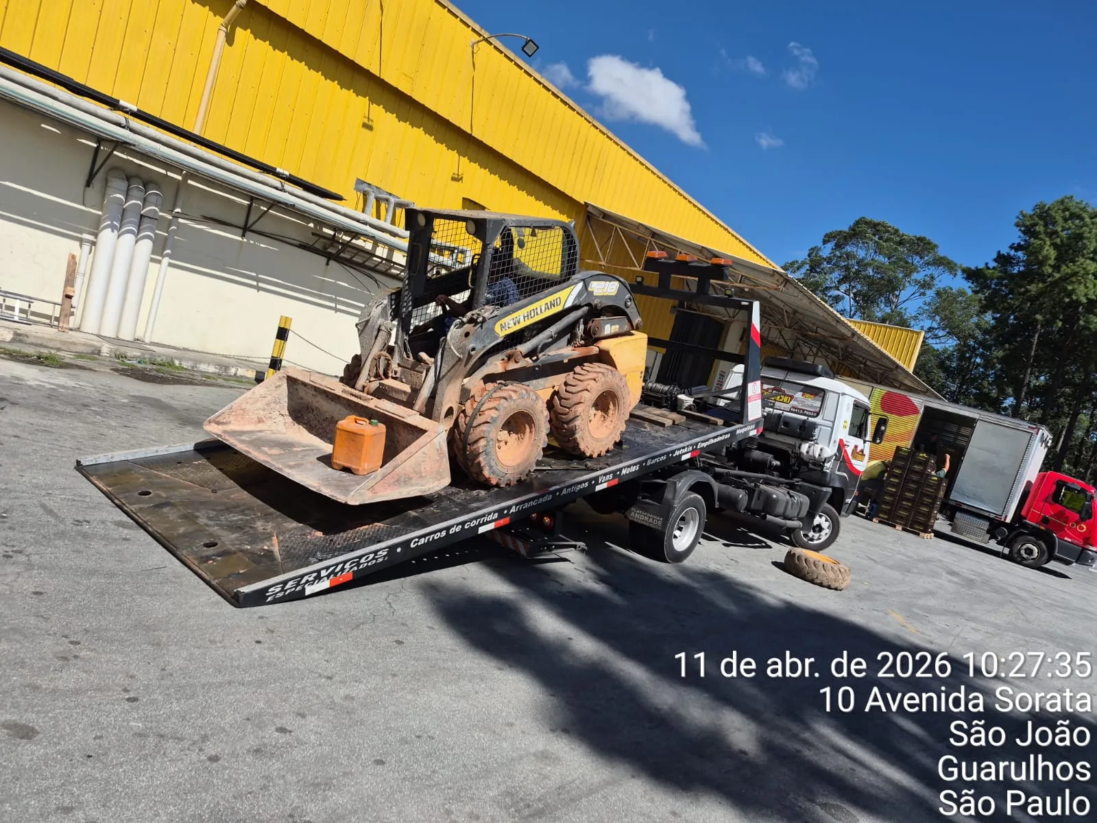 Guincho plataforma da Max Guinchos - Resgate Total carregando uma mini carregadeira em Guarulhos