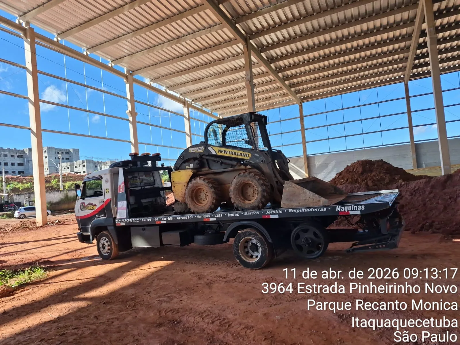 Guincho plataforma da Max Guinchos - Resgate Total carregando uma mini carregadeira em Itaquaquecetuba